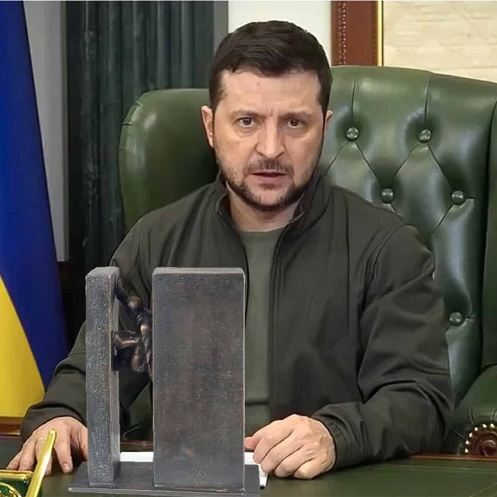 Zelensky med 99skulpturer